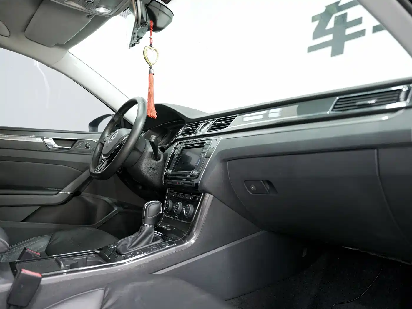 Volkswagen Passat 2017 330TSI DSG Luxury фото 12