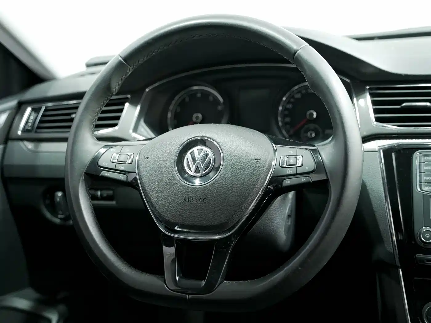 Volkswagen Passat 2017 330TSI DSG Luxury фото 5