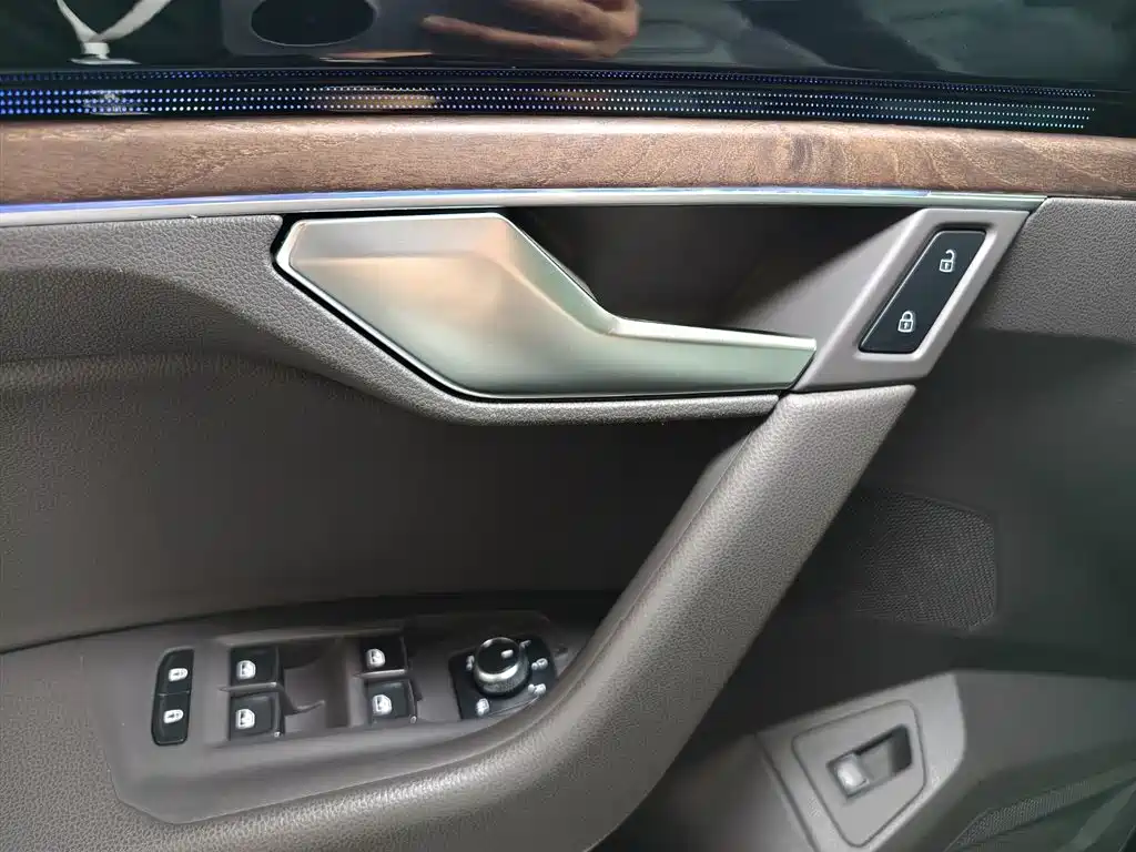 Volkswagen Touareg 2019 2.0TSI Sharp Wing Edition China VI фото 12