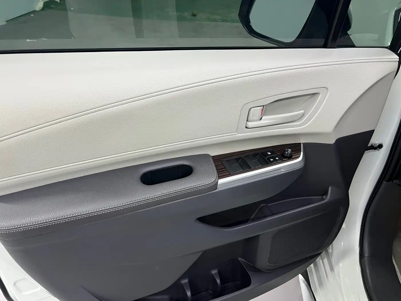 Toyota Granvia 2024 2023 2.5L Hybrid Luxury Edition