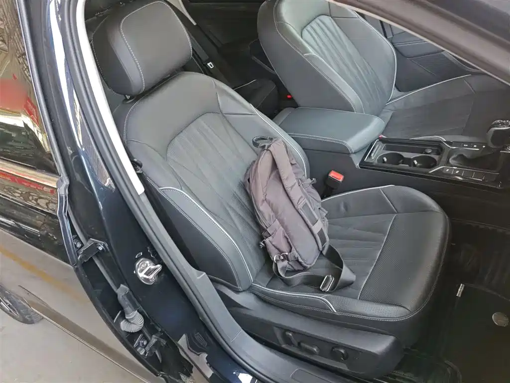 Volkswagen Passat 2022 330TSI Starlight Luxury Edition фото 25