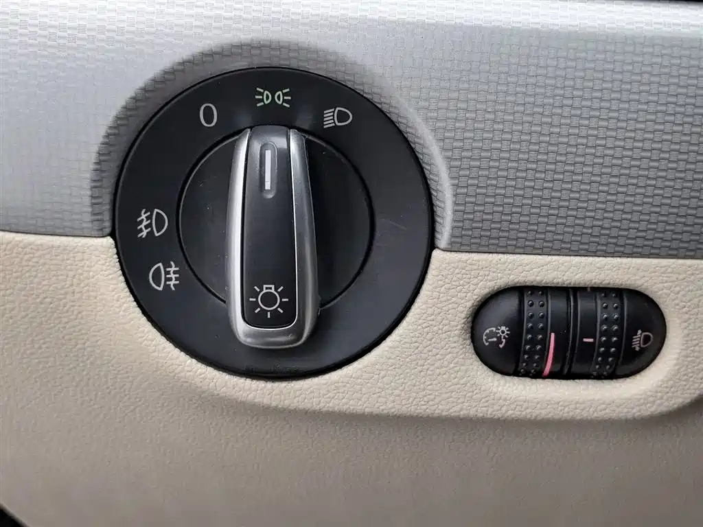 Volkswagen Sagitar 2014 1.6L Manual Comfort фото 21