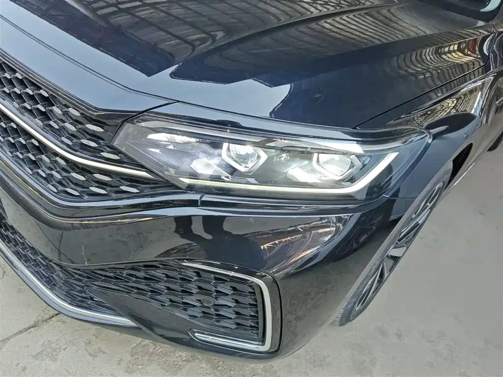 Volkswagen Passat 2022 330TSI Starlight Luxury Edition фото 24