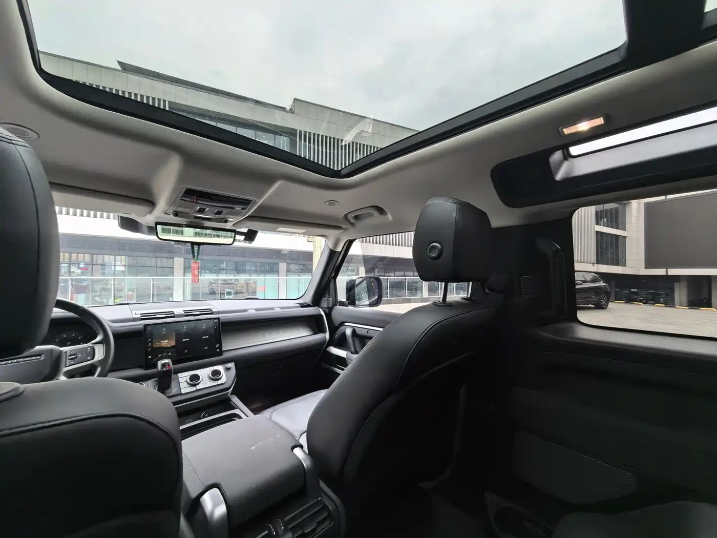Land Rover Defender 2022 Model 90 3.0T P400 XS фото 18