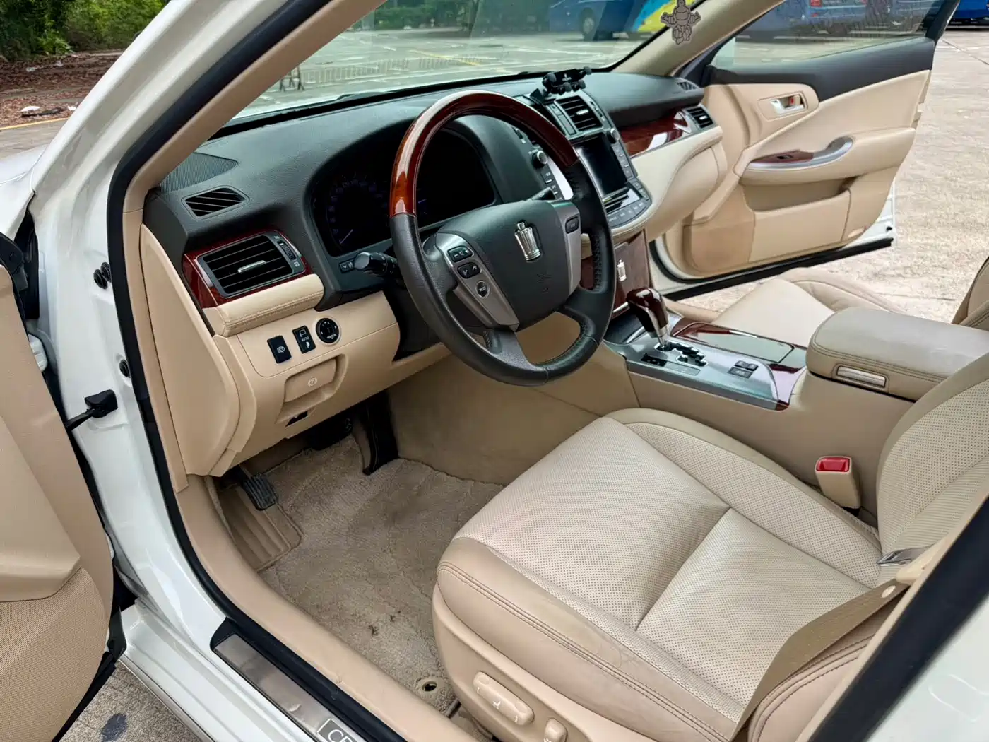 Toyota Crown 2012 2.5L Royal Leather Edition фото 4