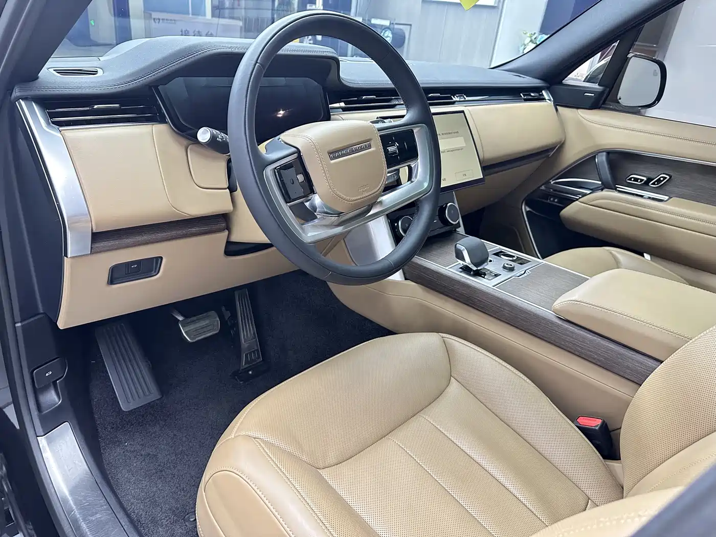 Land Rover Range Rover 2023 3.0 L6 400PS Golden Age Long Wheelbase фото 7
