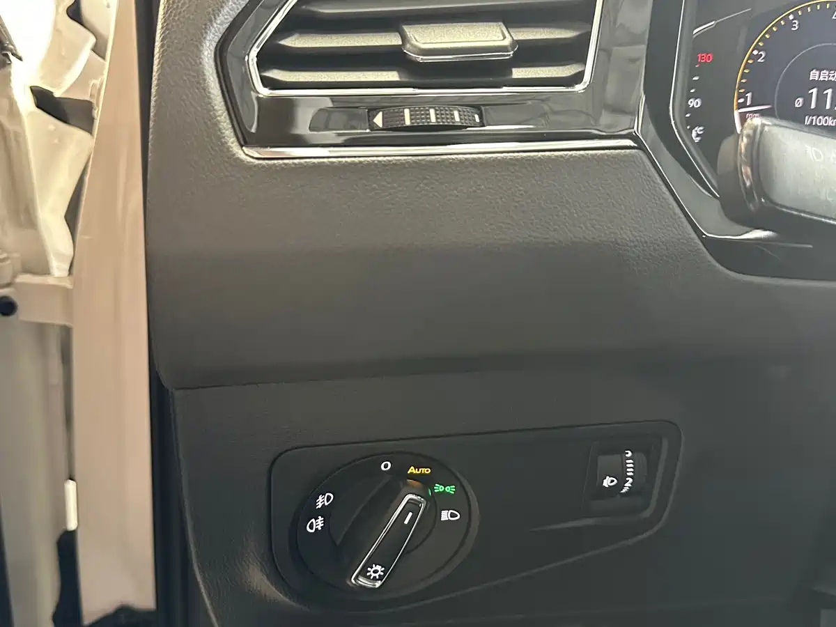 Volkswagen Tiguan L 2021 330TSI Automatic 2WD R-Line Premium фото 14