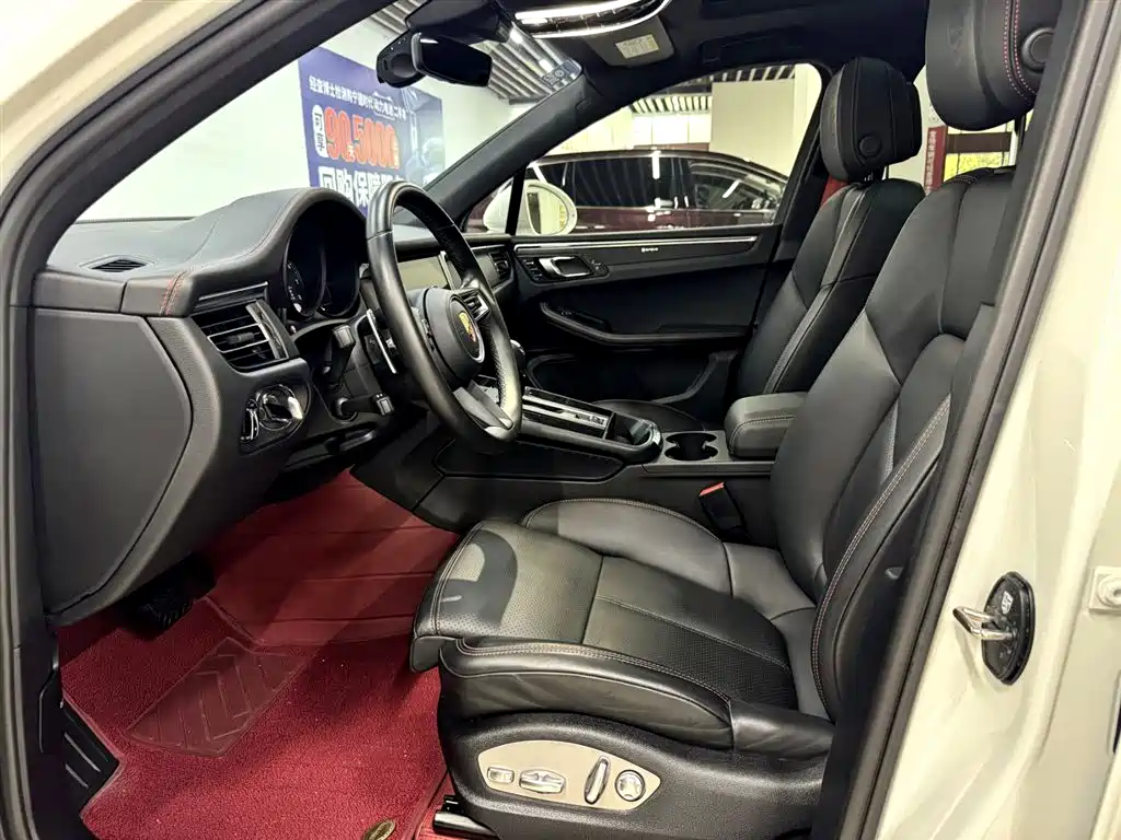 PORSCHE MACAN
