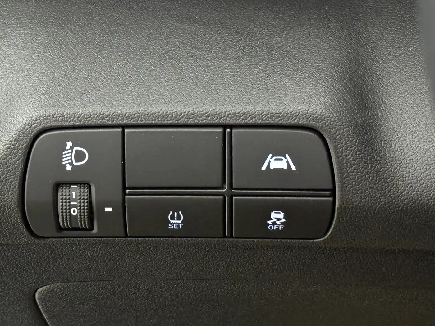 Hyundai Elantra 2022 1.5L CVT LUX Premium Edition фото 16
