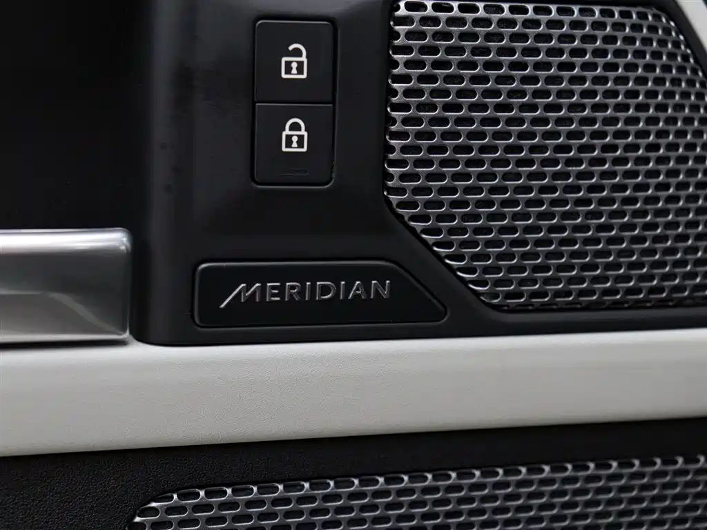 Land Rover Defender 2021 110 P400 SE фото 7