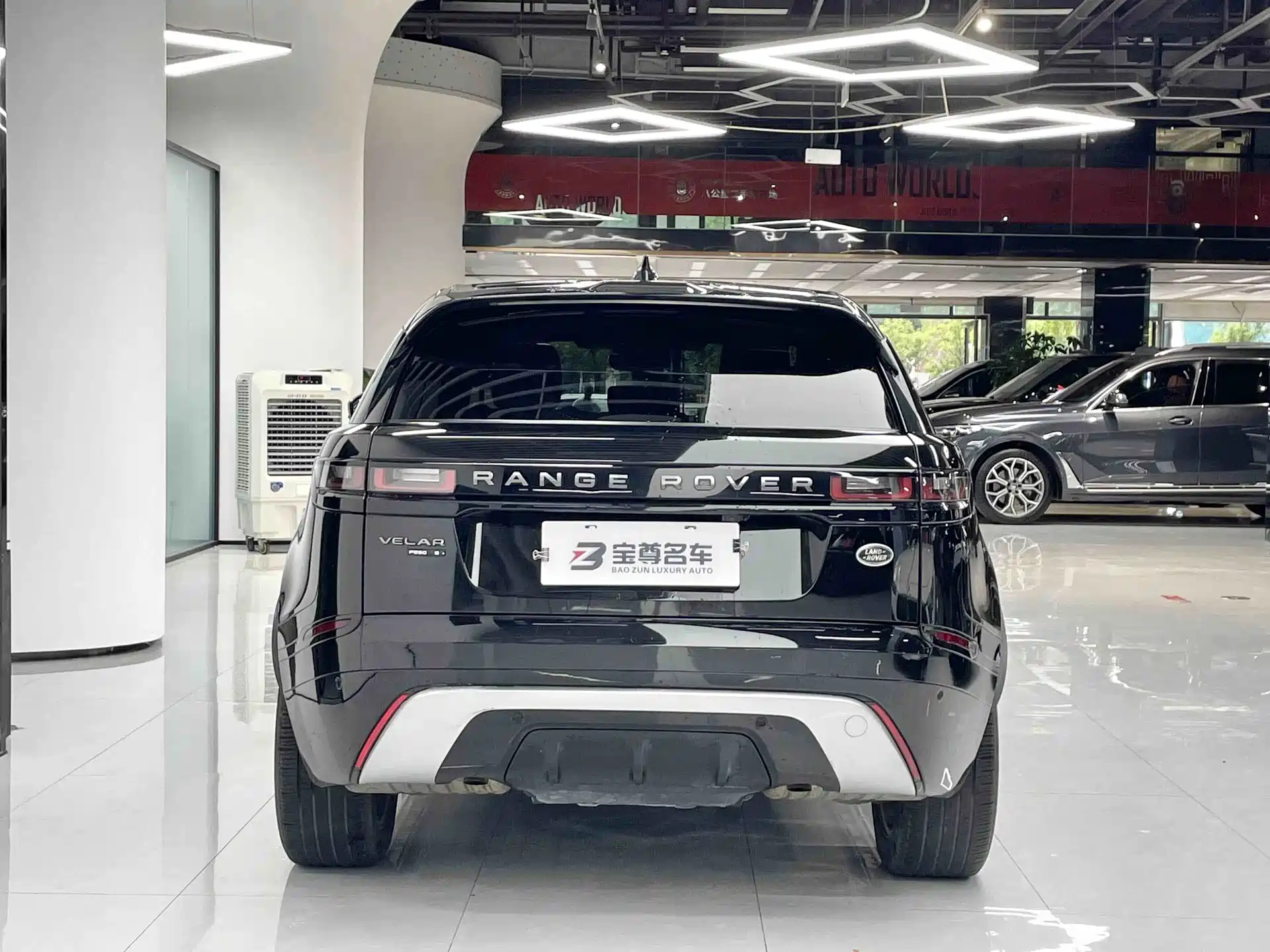Фото 10 - Land Rover Range Rover Velar