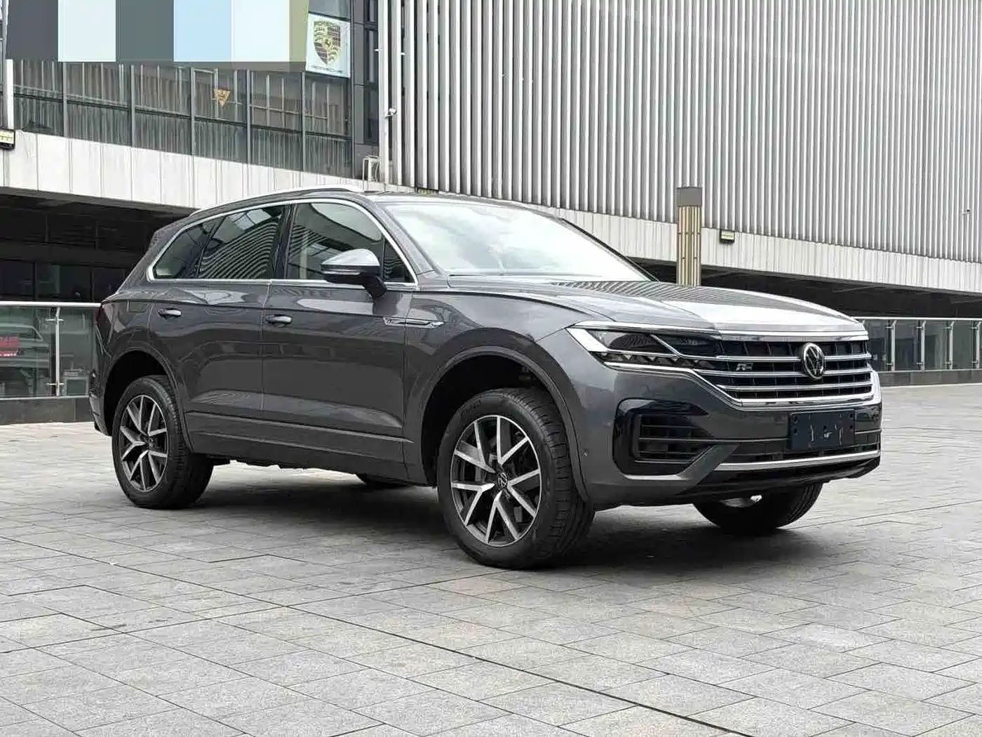 Volkswagen Touareg 2021 3.0TSI R-Line Classic Sport Package фото 3