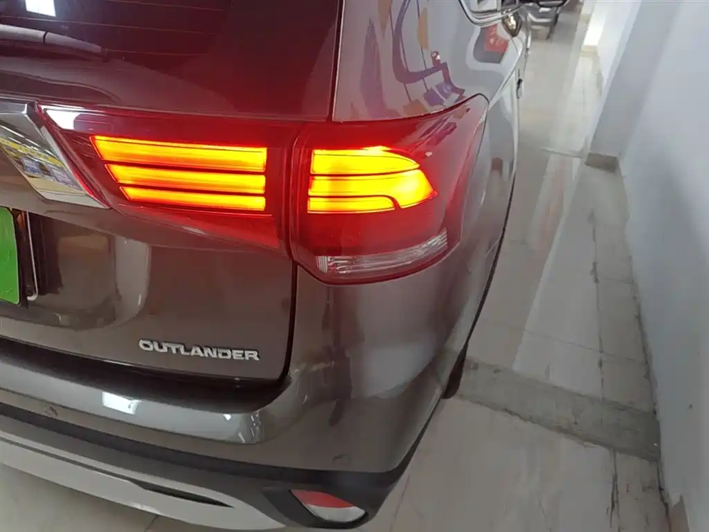 Mitsubishi Outlander 2019 2.4L 2WD Premium Edition 5-seater China V фото 8
