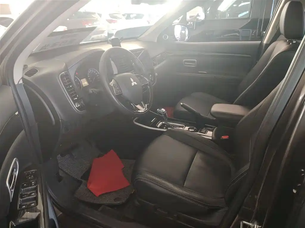 MITSUBISHI OUTLANDER