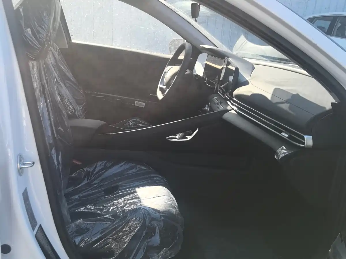 Hyundai Elantra 2023 Model 1.5L CVT LUX Premium Edition фото 17
