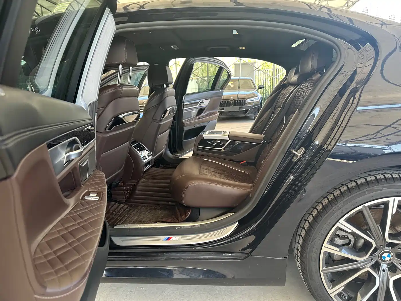 BMW 7 Series 2019 740Li Leading M Sport Package фото 17