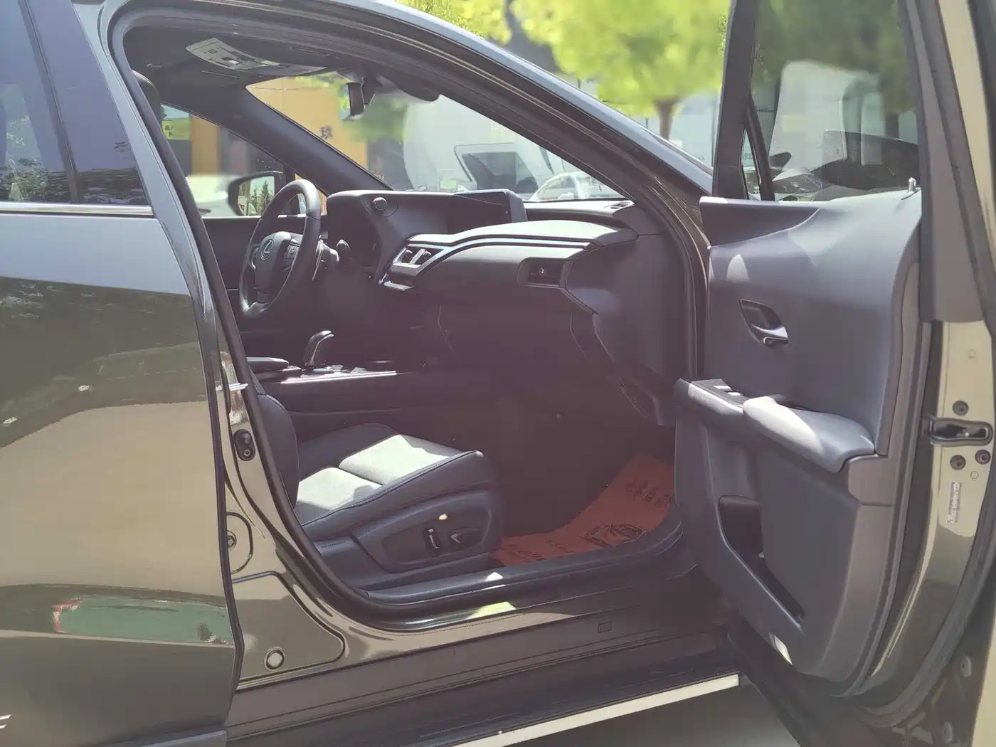 Lexus UX Electric 2020 300e Pure Enjoyment Edition фото 10