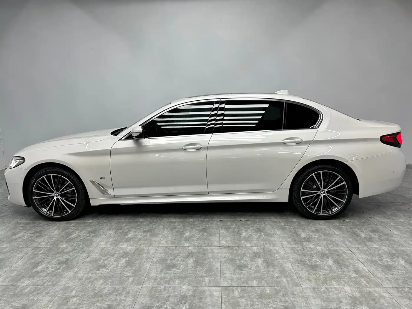 BMW 5 Series 2023 530Li Leading M Sport Package фото 8