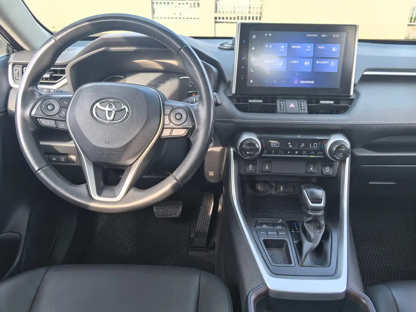 Photo 9 - Toyota RAV4