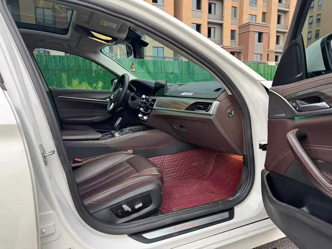 BMW 5 Series New Energy 2020 530Le Luxury Package фото 9