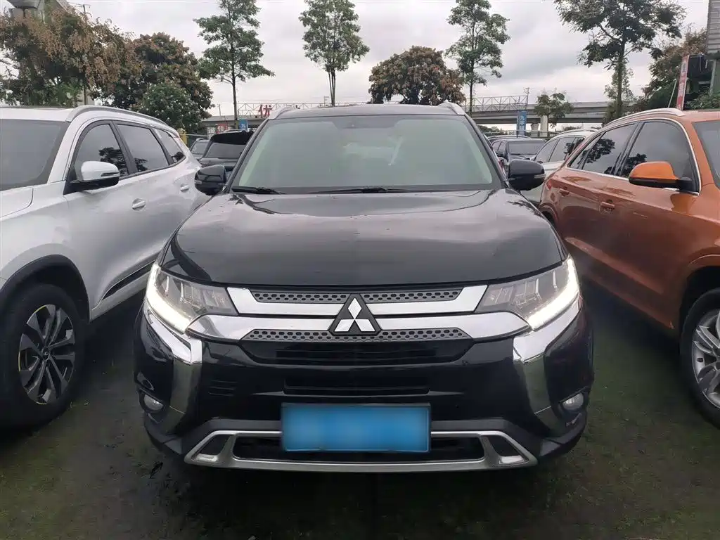 Mitsubishi Outlander 2020 2.4L 4WD Luxury 7-seater фото 3