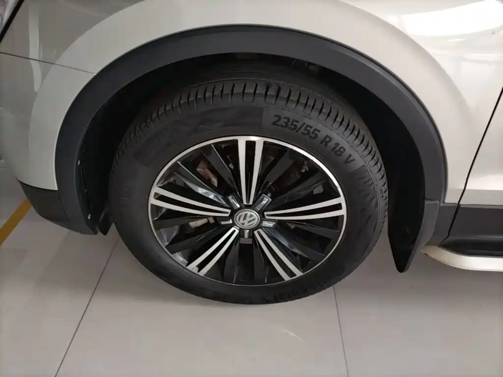 صورة 23 - Volkswagen Tiguan L