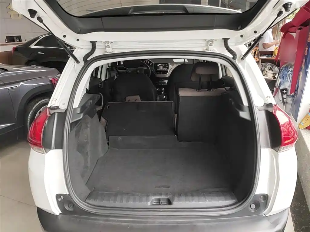 Peugeot 2008 2014 1.6L Automatic Navigation Edition фото 18