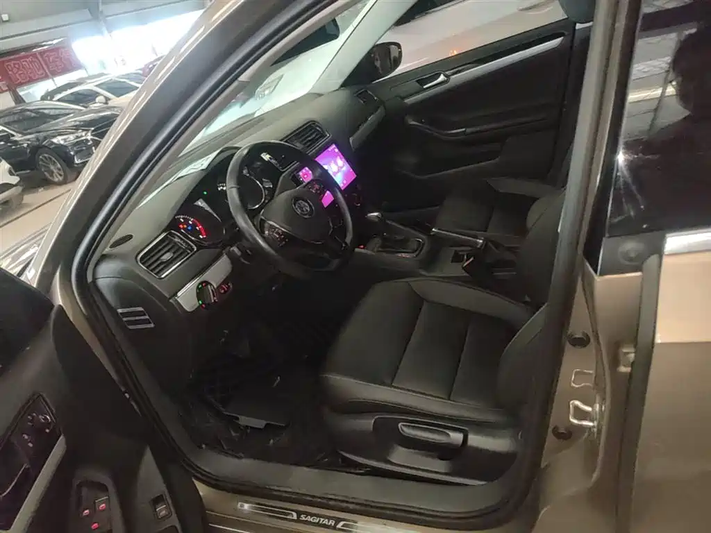 Volkswagen Sagitar 2017 230TSI Automatic Comfort фото 15