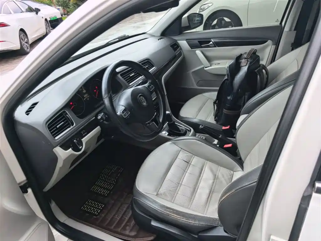 Volkswagen Lavida Tour 2013 1.6L Auto Luxury фото 15