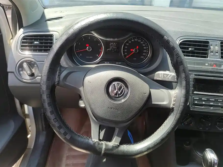 Volkswagen Polo 2014 1.4L Automatic Comfort Edition фото 15