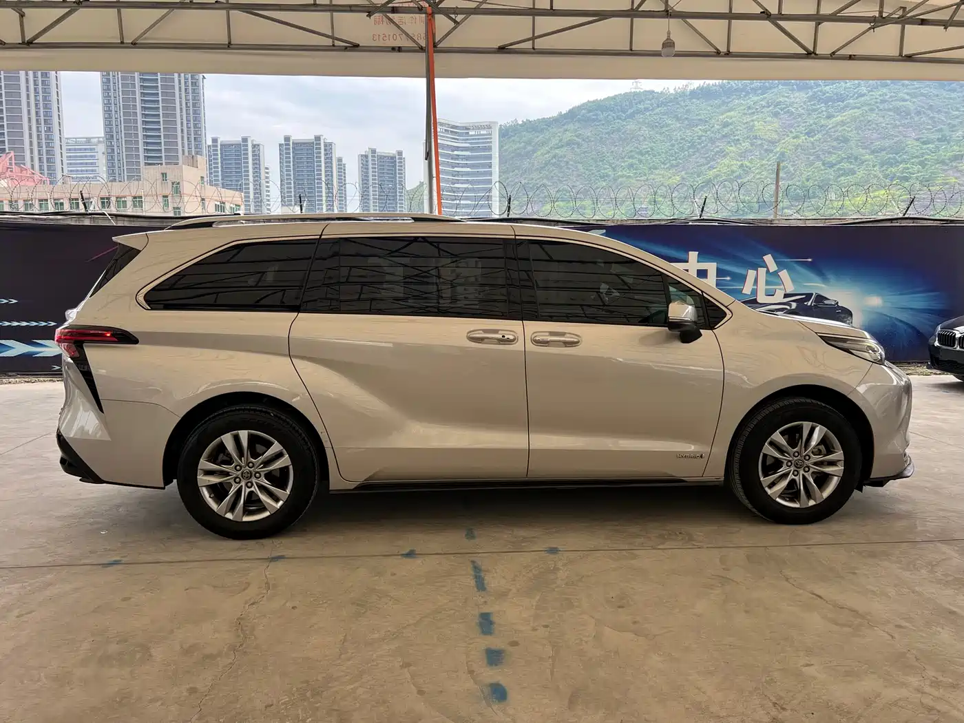Toyota Sienna 2021 2.5L Hybrid Premium Edition фото 13