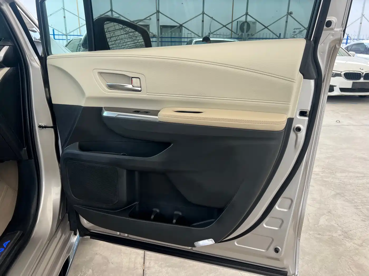 Toyota Sienna 2021 2.5L Hybrid Premium Edition фото 18