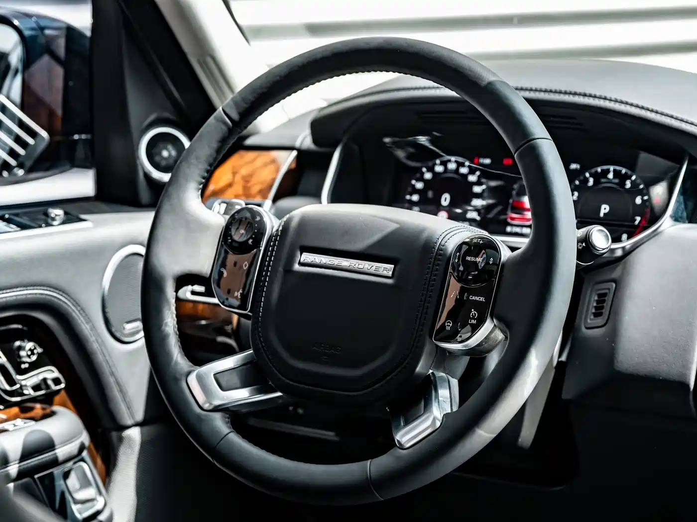Land Rover Range Rover 2021 3.0 L6 Heritage Extended Classic Edition фото 6