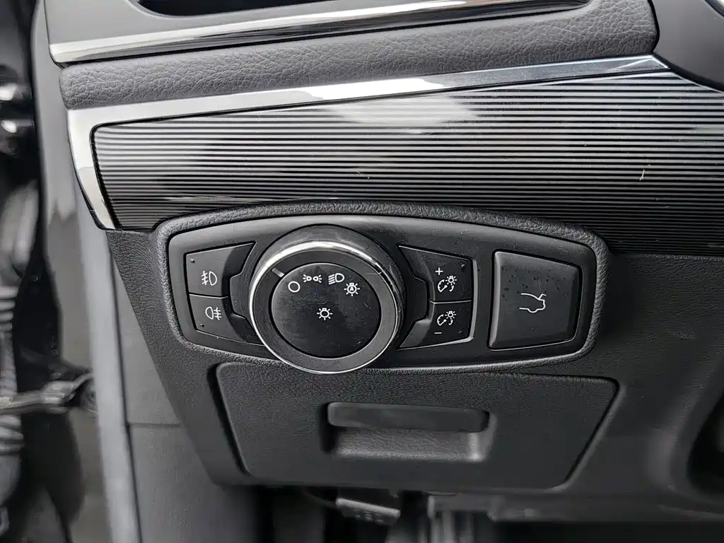 Photo 21 - Ford Taurus