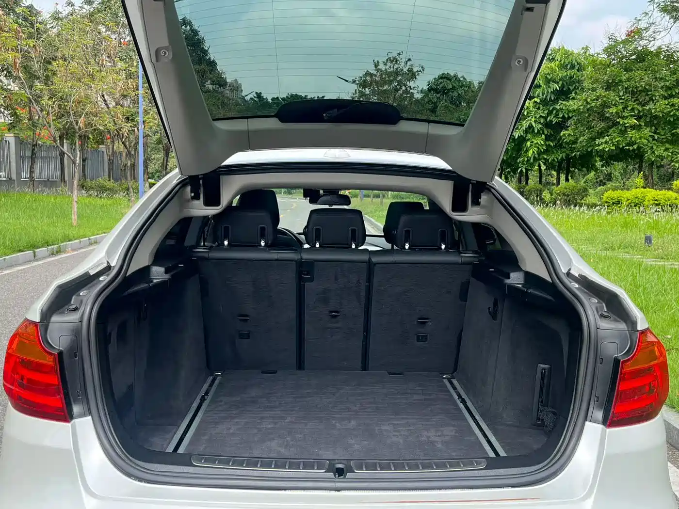 BMW 3 Series GT 2013 Model 320i Leading фото 7