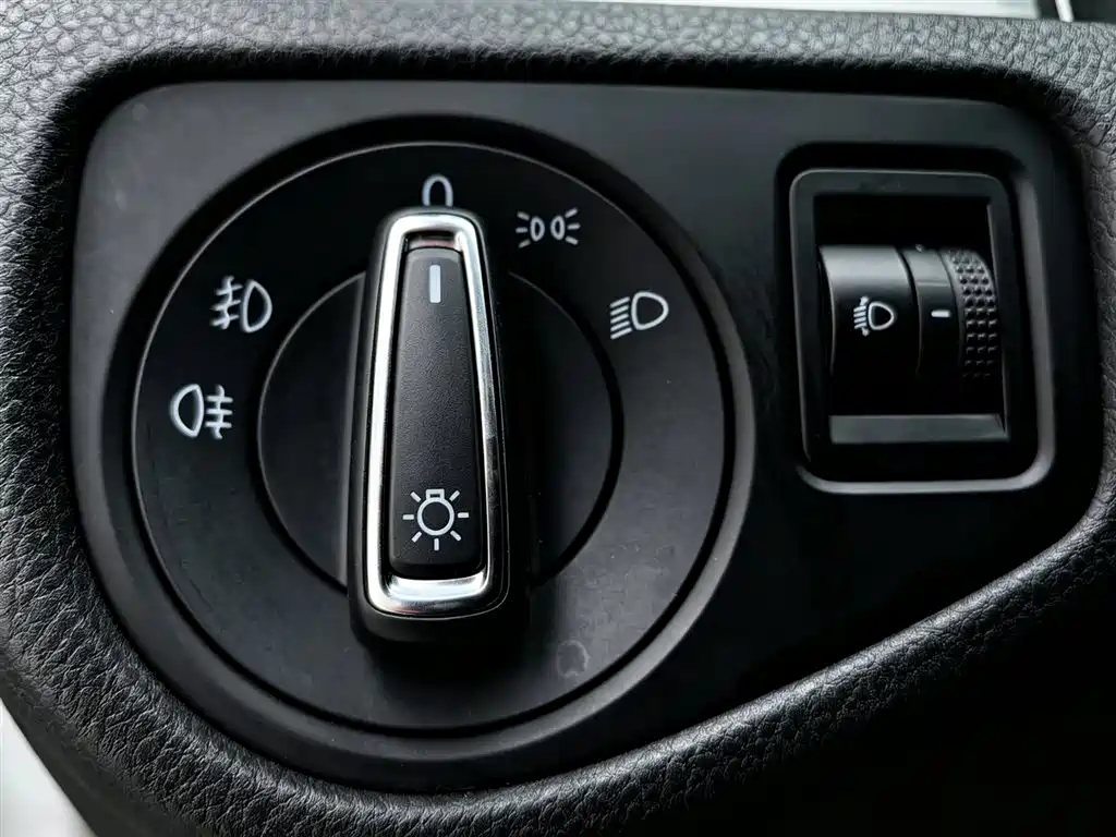 Volkswagen Golf 2015 1.6L Automatic Comfort фото 21