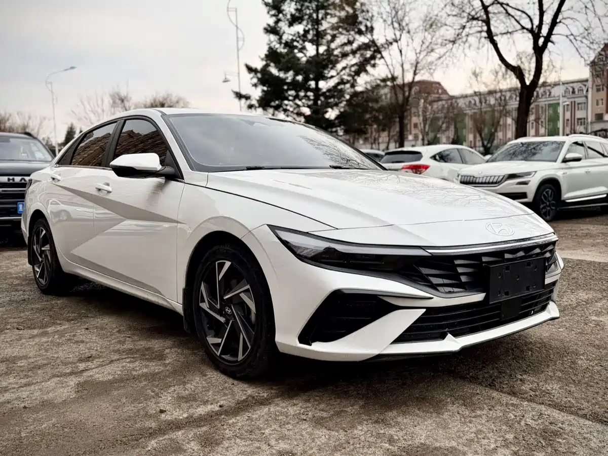 Hyundai Elantra 2023 Model 1.5L CVT LUX Premium Edition фото 3