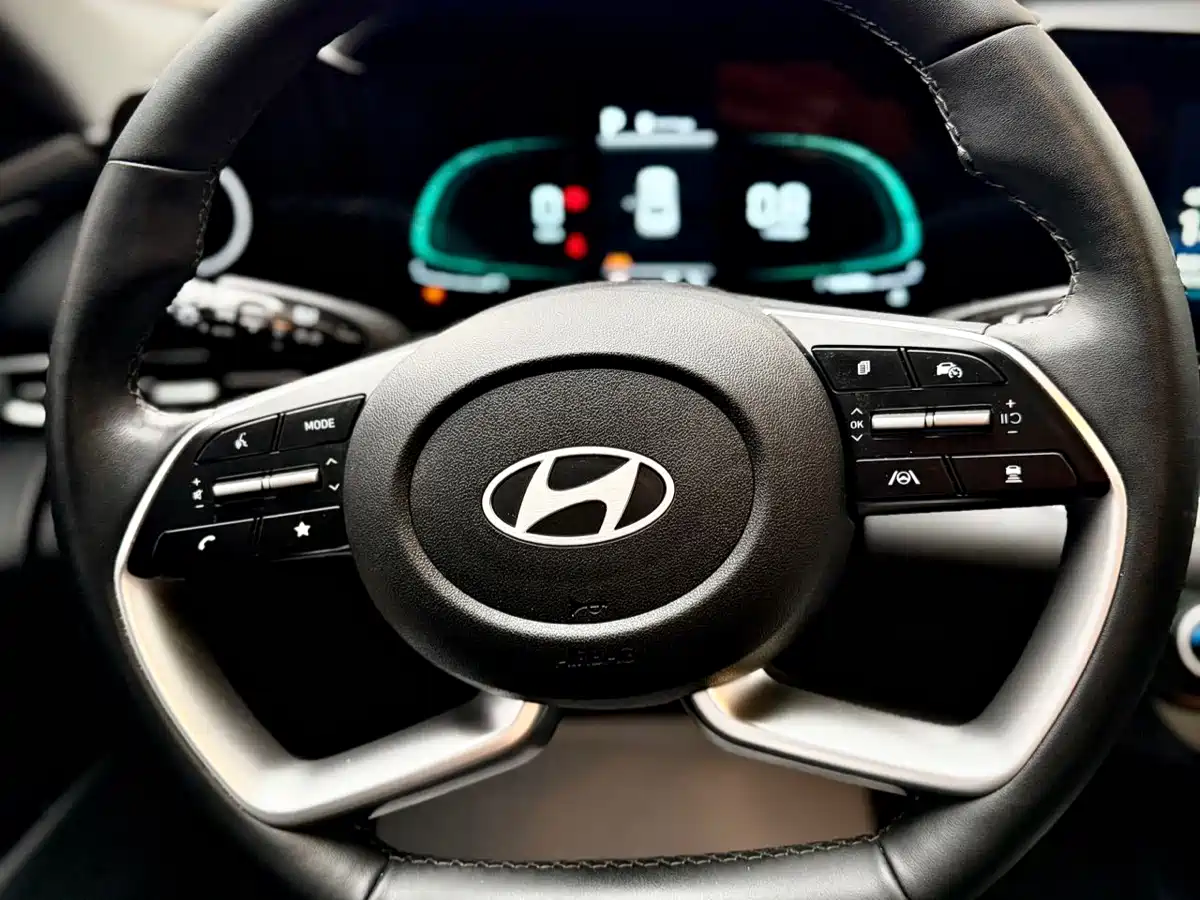 Hyundai Elantra 2023 Model 1.5L CVT LUX Premium Edition фото 23