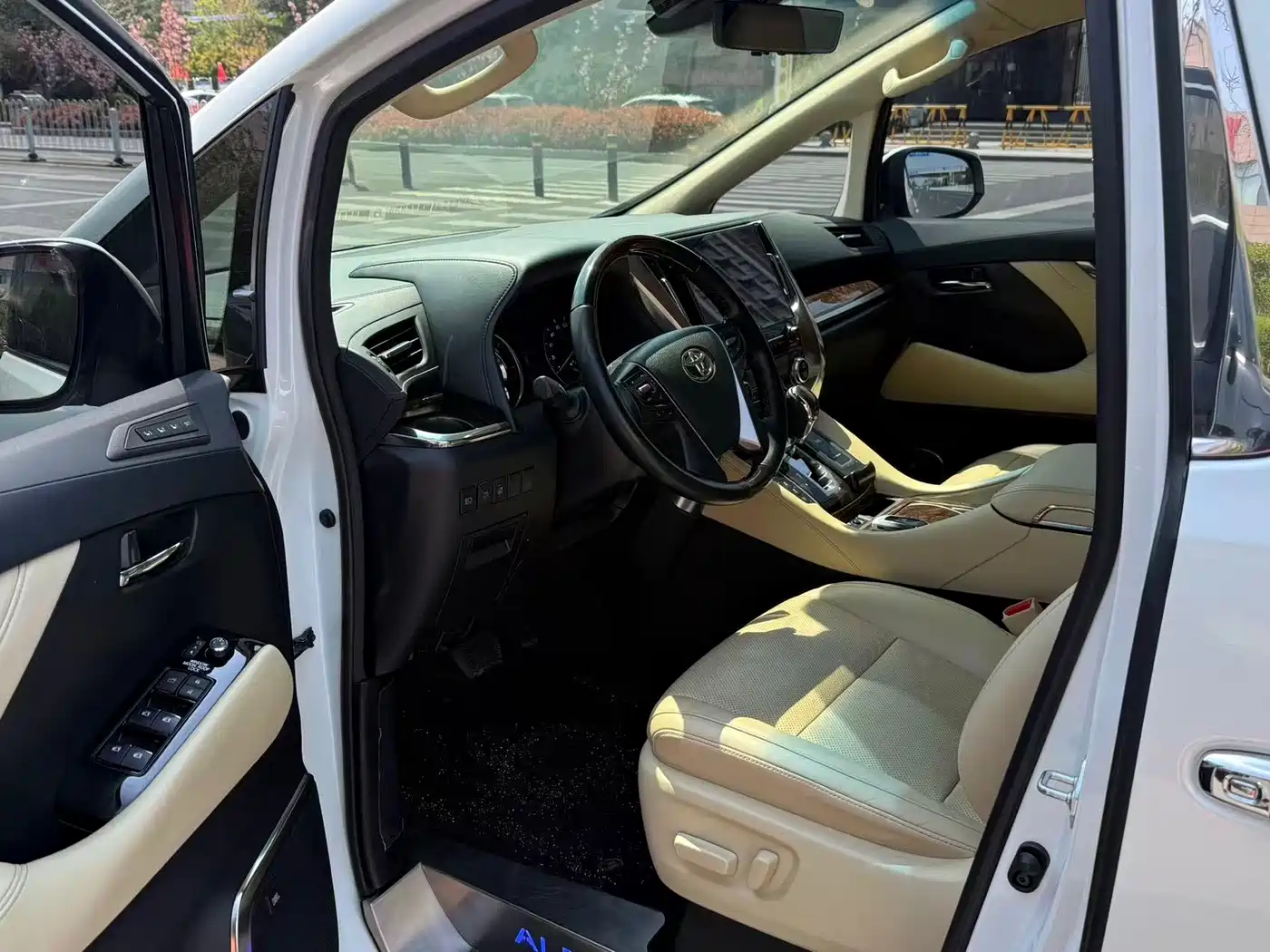 Toyota Alphard 2021 Hybrid 2.5L Luxury фото 4