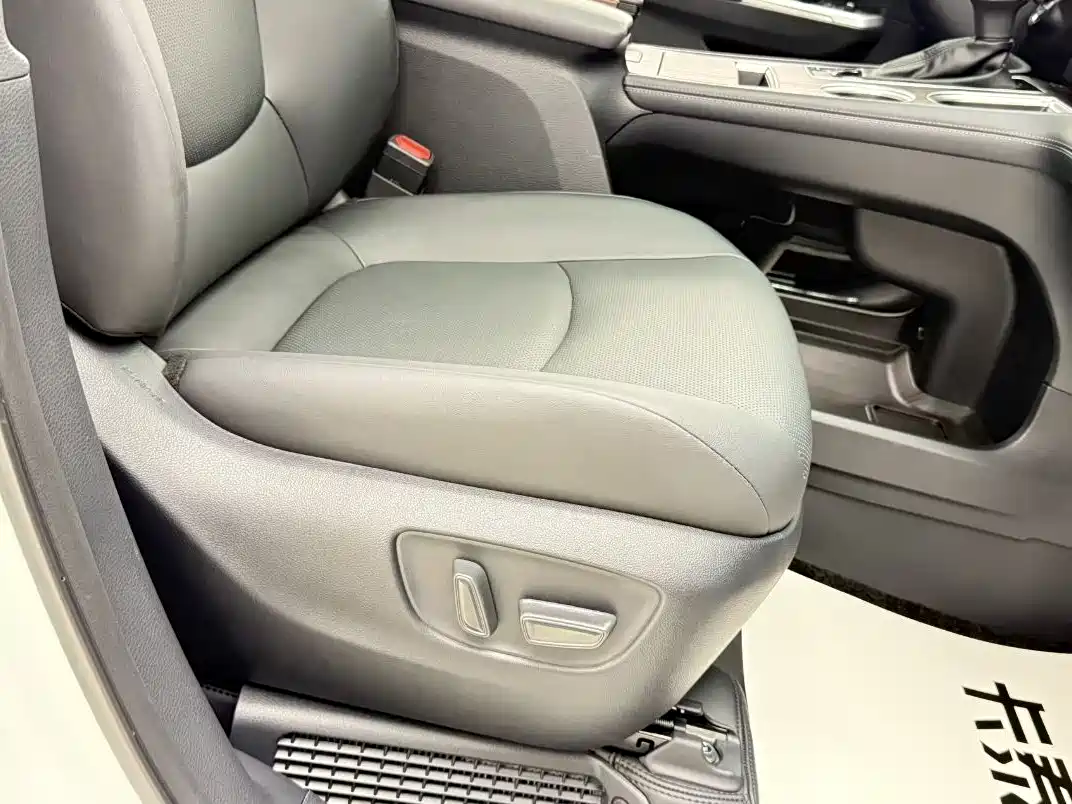 Toyota Granvia 2024 2.5L Hybrid Premium PLUS 4WD Edition фото 15