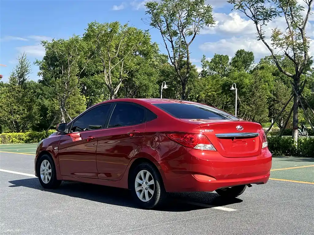 Hyundai Verna 2010 Sedan 1.4L Manual Comfort GS фото 9