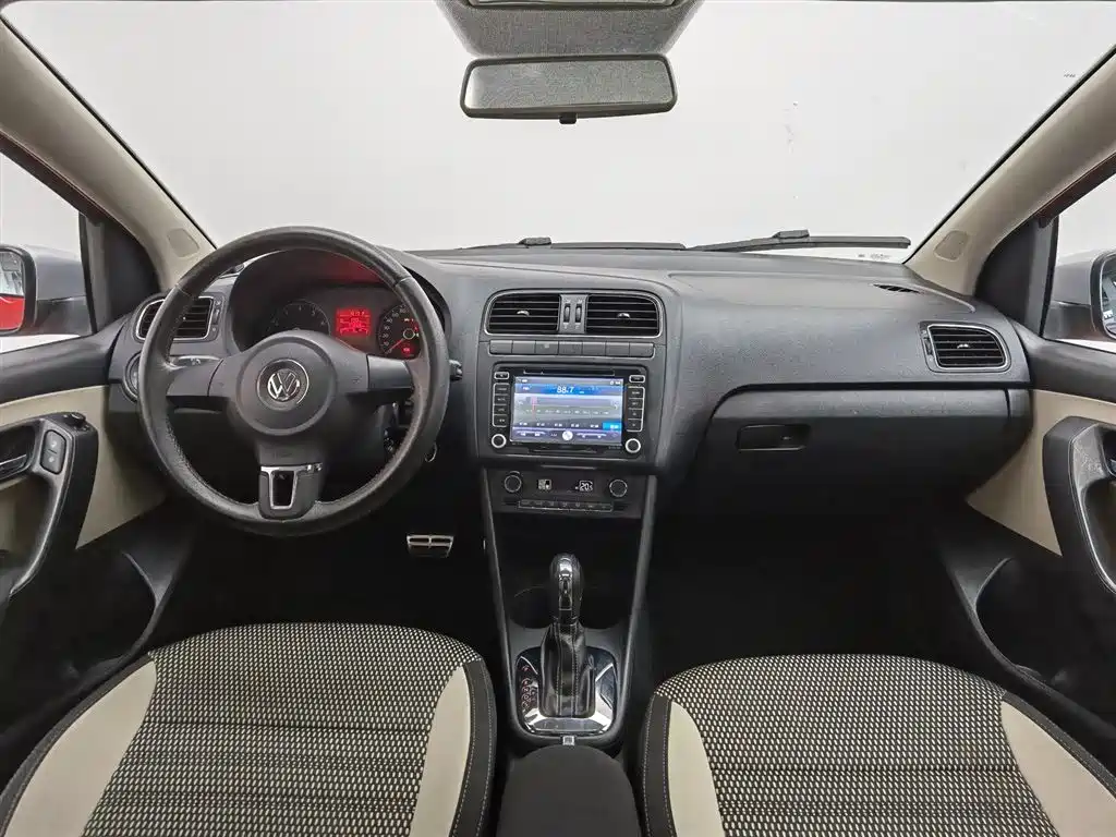 Volkswagen Polo 2012 1.6L Cross Polo AT фото 5