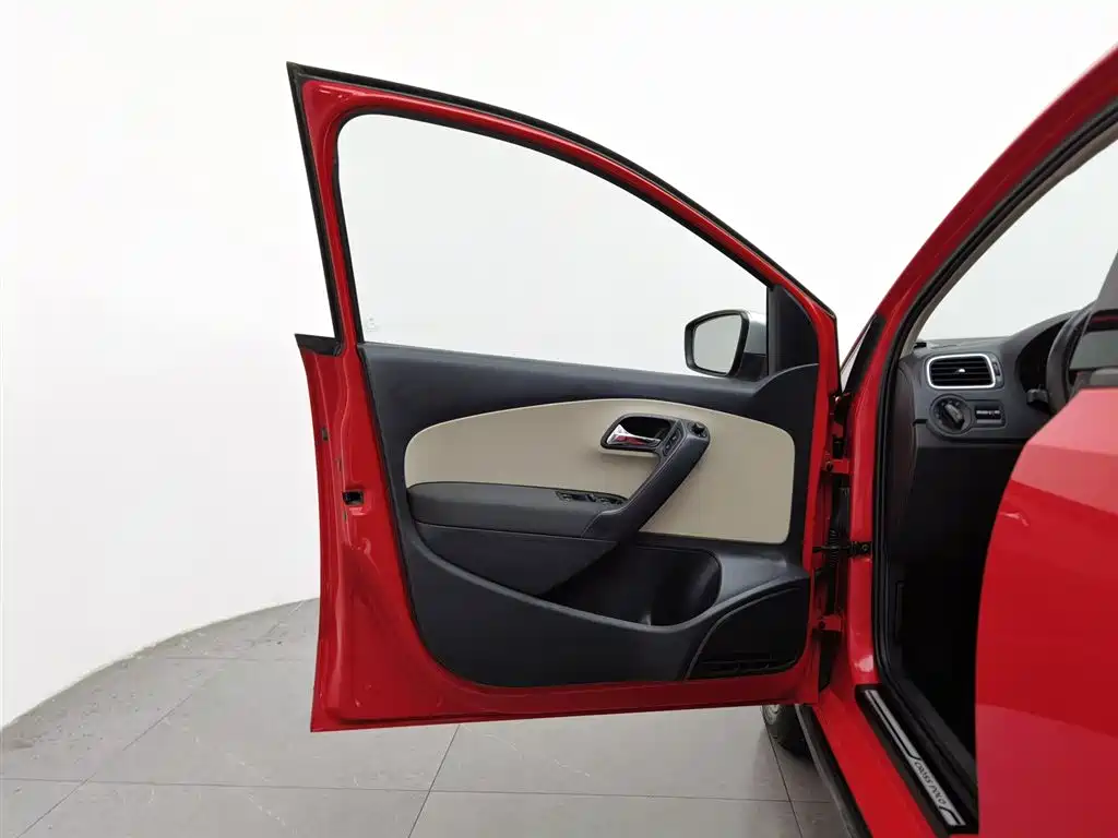 Volkswagen Polo 2012 1.6L Cross Polo AT фото 8