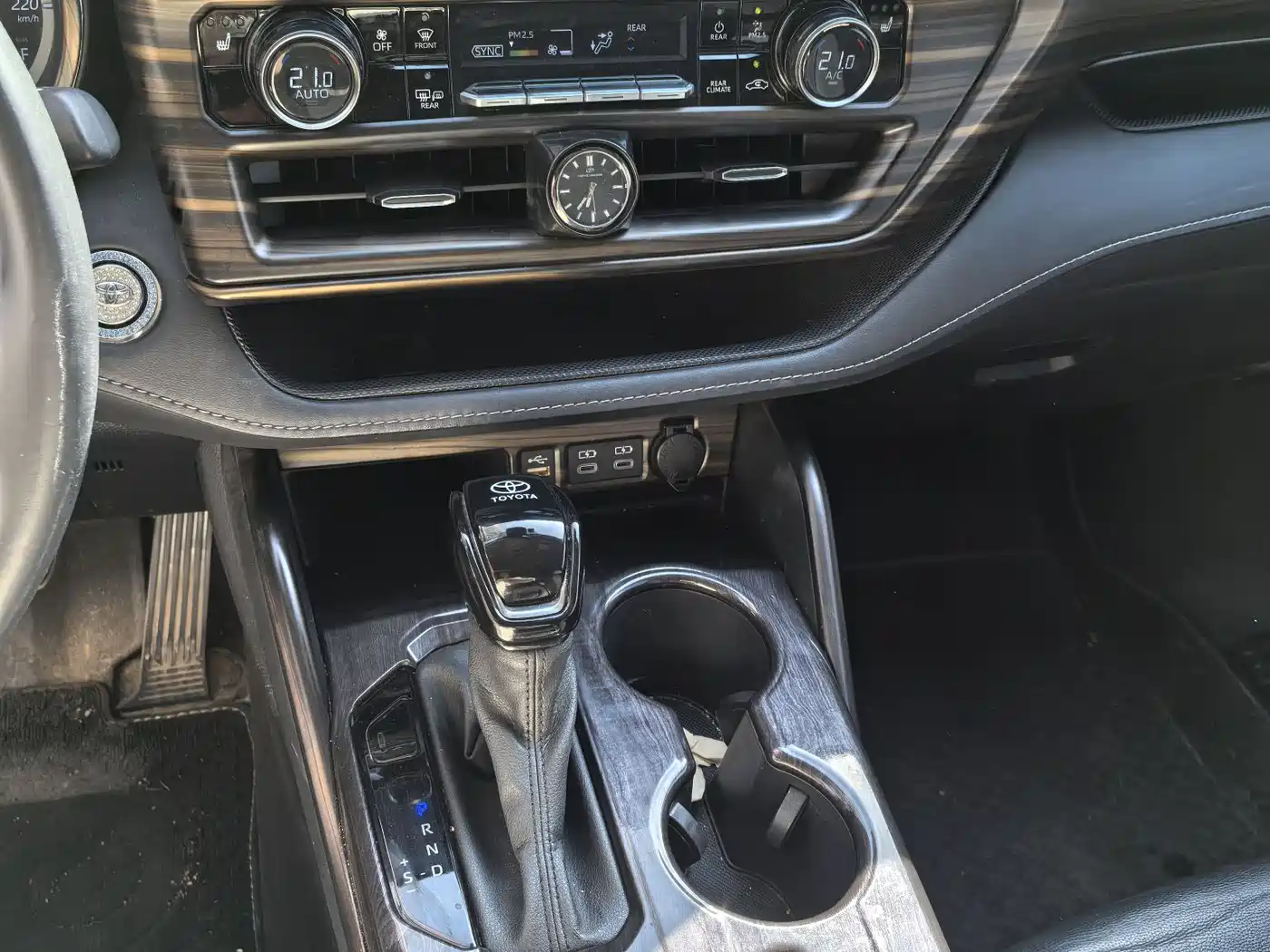 Toyota Highlander 2024 2.5L Smart Hybrid 4WD Premium 7-seater фото 11