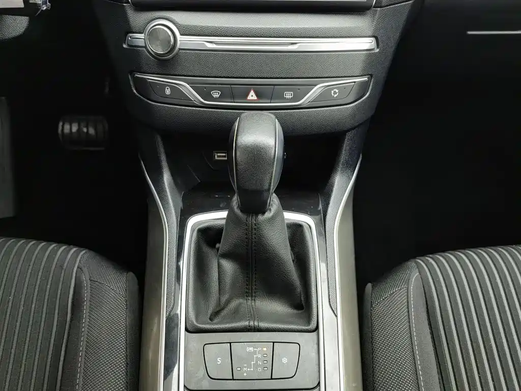 Peugeot 408 2015 Model 1.2T Automatic Luxury Edition фото 13