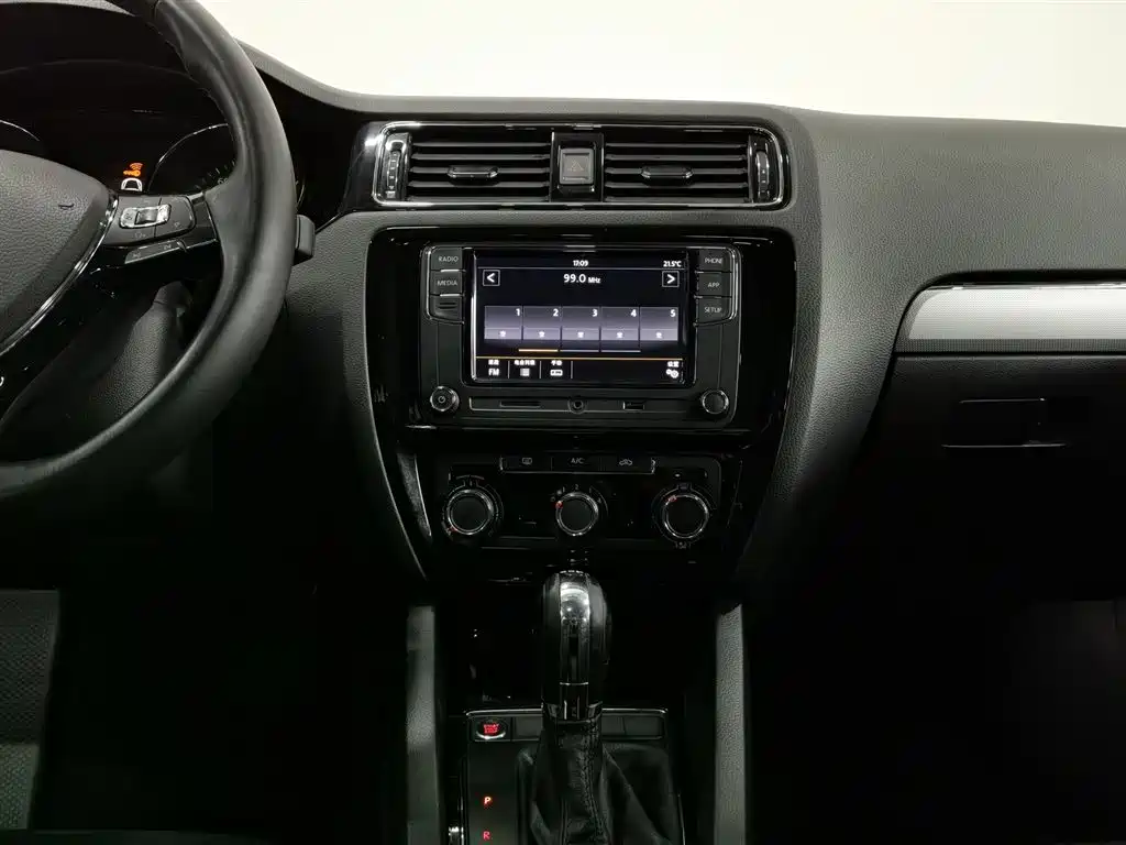 Volkswagen Sagitar 2018 280TSI DSG Spark Edition фото 12