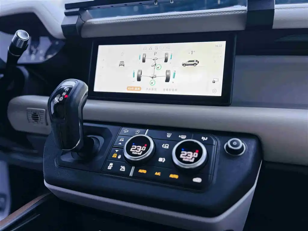 Land Rover Defender 2021 110 P400 Dark Special Edition фото 17