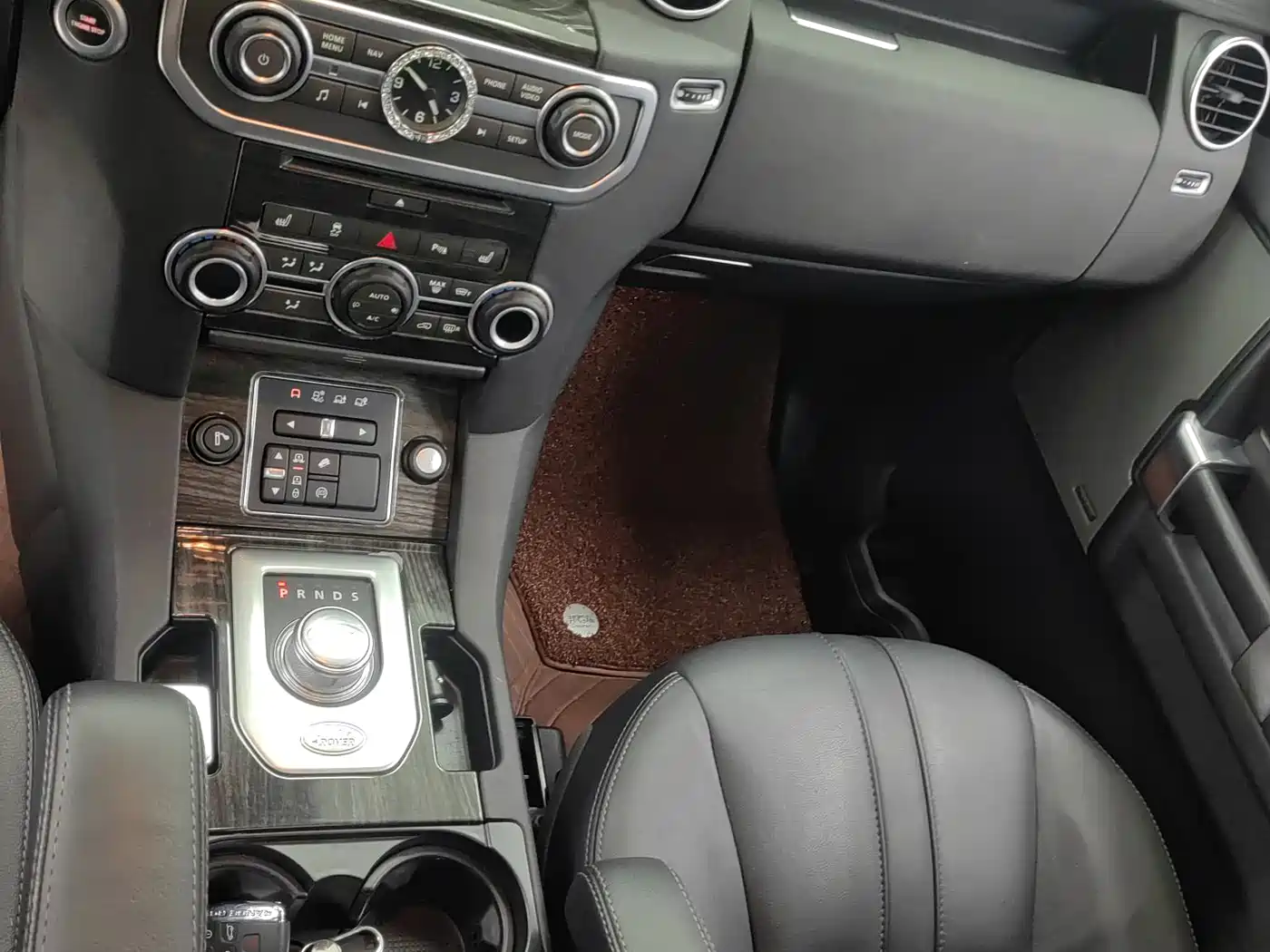 Land Rover Discovery 2015 3.0 SC V6 SE фото 16