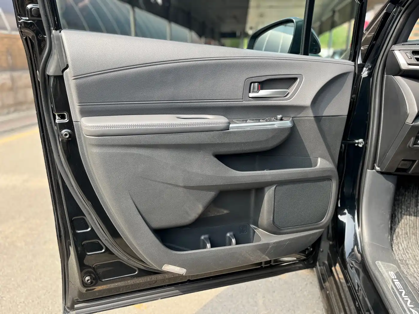Toyota Sienna 2024 2.5L Hybrid 4WD Premium Edition фото 9