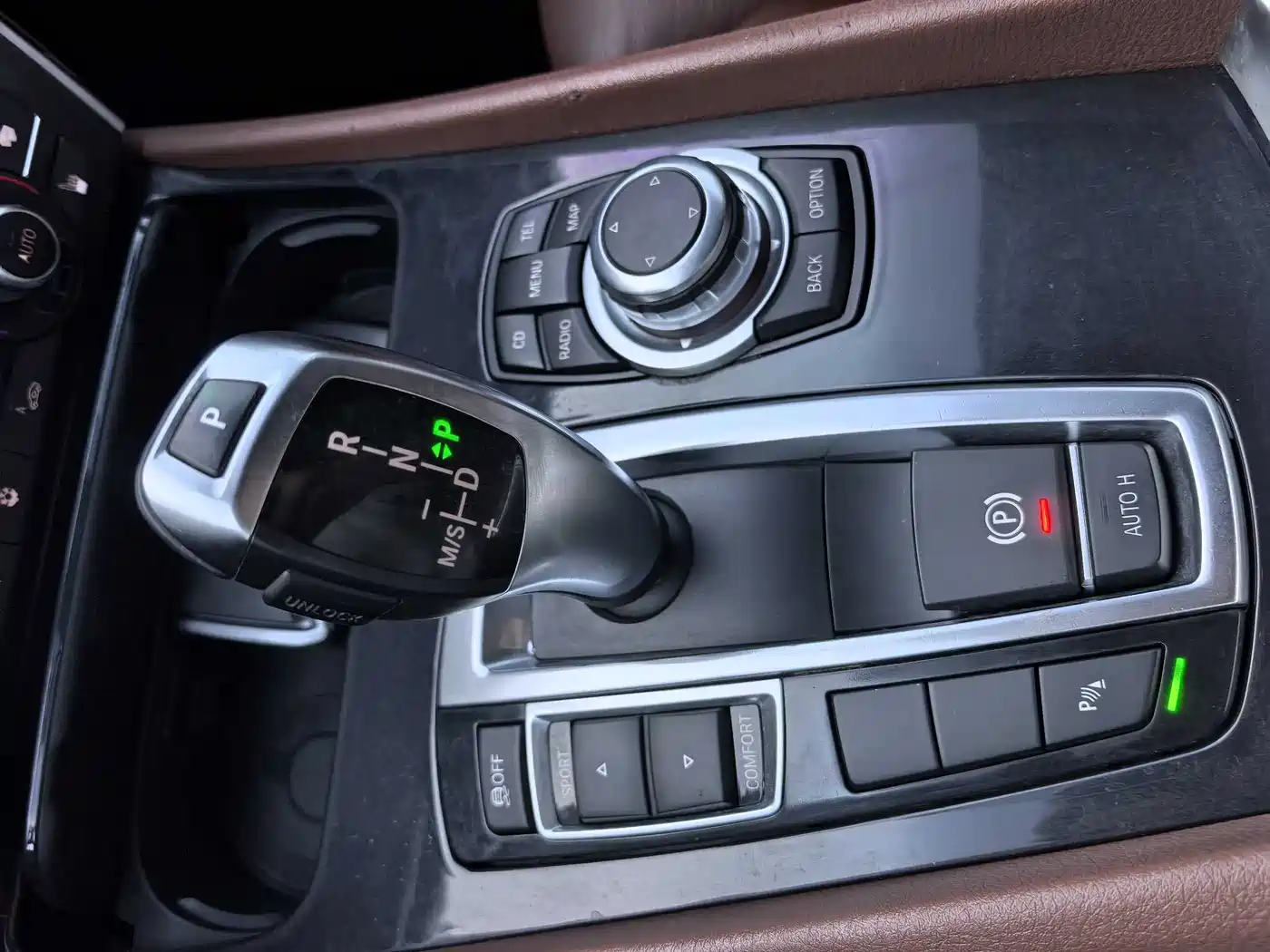 BMW 5 Series GT 2010 535i Leading Model фото 24